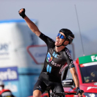 Romain Bardet celebra su triunfo en la meta de Pico Villuercas.
