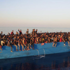 Més de 500 migrants volien arribar a Europa amb aquesta barcassa.