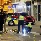 Investigadores junto al cuerpo sin vida del hombre acribillado a balazos, ayer en Salamanca.