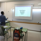 Un professor mostra en una pantalla una frase que resumeix el posicionament de molts docents.