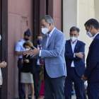 El rey visita Torrejón  -  Felipe VI y el presidente del Gobierno español, Pedro Sánchez, visitaron ayer el dispositivo temporal de acogida de los ciudadanos afganos evacuados en la base aérea de Torrejón de Ardoz. Allí mantuvieron un encuent ...