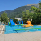 Les atraccions inflables a la piscina de Vilaller.
