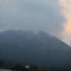 Imatge de gasos expulsats pel volcà de Cumbre Vieja, dijous, a La Palma.