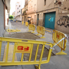 El carrer Girona, tallat per reparar un enfonsament al paviment