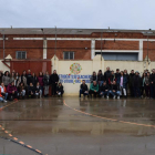 Alumnos y profesores del instituto, junto al mural colectivo a favor de la sostenibilidad.