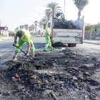 Operaris de la neteja retiren restes calcinades durant l’últim macrobotelló a Barcelona.