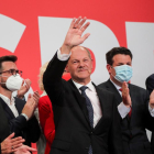El socialdemócrata Olaf Scholz, vencedor por la mínima de la noche electoral, arropado por la cúpula de su formación, anoche.