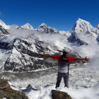 Richi Navarro contempla durante la travesía un grupo de cimas del Himalaya nepalí.