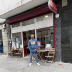 Javier frente al bar Andorra de Pontevedra
