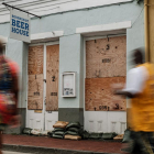 Un negoci de l’emblemàtic carrer Bourbon de Nova Orleans, preparat per rebre l’Ida.