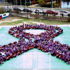 Imagen de archivo de los alumnos de un colegio formando un lazo contra la Violencia de Género.