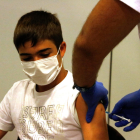 Imagen de archivo de uno de los primeros vacunados del grupo de edad de entre 12 y 15 años, este verano.