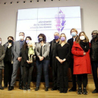 Autoritats i membres de Festuc Teatre durant l'acte pel Dia Internacional per a l'eliminació de la violència contra les dones, a l'IEI.