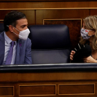 El president del Govern espanyol, Pedro Sánchez, conversa amb la vicepresidenta segona i ministra de Treball i Economia Social, Yolanda Díaz, durant el ple celebrat aquest dijous en el Congrés