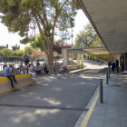 Acompañantes de personas que acudieron ayer a Urgencias esperando fuera.