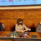 La signatura del protocol amb la consellera Teresa Jordà, el president de la Diputació de Lleida, Joan Talarn, i el rector de la UdL, Jaume Puy.