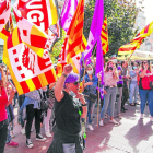 Participants en la protesta d’ahir davant la seu de la Fecom.