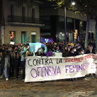 Més de 500 persones van sortir als carrers a Lleida per dir ‘‘prou!’’ - Sota el lema Visca la lluita feminista, més de mig miler de persones van recórrer ahir els carrers de Lleida, en el marc del 25-N. La manifestació va començar a la ...