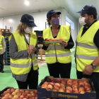 La consellera Jordà va visitar ahir les instal·lacions de l’empresa fructícola Baró i Fills, a Albatàrrec.
