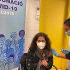 Una mujer vacunada con Janssen recibe la dosis adicional en La Pobla de Segur.