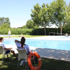 Primers banyistes ahir a les piscines municipals de Balàfia en l’inici de la temporada d’estiu.