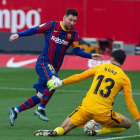 Leo Messi resolvió bien ante Bono para cerrar el partido en el Pizjuán.