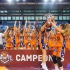 Les jugadores del Fundació València Basket alcen el trofeu que les acredita com a campiones del torneig estatal.