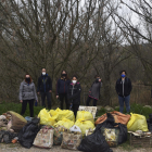 Osmon recull quilos d'escombraries en un camí de l'Horta