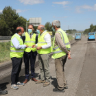 Crespín (centro) visitó ayer las obras en la autovía A-2.