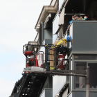 Actuación de Bomberos y Urbana ayer en la calle Quatre Pilans. 