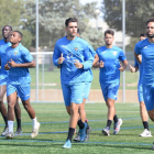 Los jugadores del Lleida durante la sesión de recuperación de ayer en el Annex.