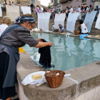 Una quincena de mujeres participaron en la ‘rentada’ popular en las Fonts de la Vila de Guissona. 