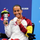 Teresa Perales mostra la seua alegria posant amb la medalla de plata.