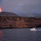 El volcán volvió ayer a emitir lava y ceniza y la colada se encuentra ya a un kilómetro del océano.