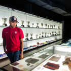 Dani Alves imita a Messi en su visita al Museu del Barça - Dani Alves visitó ayer el Museu del Barça, en el que se encuentran los 23 títulos que conquistó como azulgrana. El brasileño se coló entre los Balones de Oro de Messi y recreó una d ...