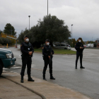 Guardias civiles vigilando ayer la entrada a la central nuclear.