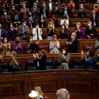 La bancada del Gobierno aplaudiendo ayer en el Congreso tras la aprobación de los Presupuestos.