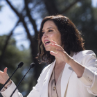 La presidenta madrileña, Isabel Díaz Ayuso, y el candidato del PSOE, Ángel Gabilondo, ayer, en sendos actos de precampaña.