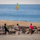 Varias personas hacen ejercicio en la playa barcelonesa de Nova Icaria.