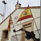 Imatge de l’escut franquista a la façana de la seu de l’EMD del Pla de la Font.