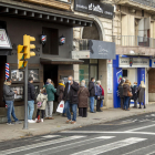 Largas colas para cobrar los décimos premiados en el Sorteo de Navidad 