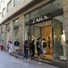 Cues per les rebaixes - L’inici de les rebaixes continua atraient molts clients, fet que ahir al matí va quedar patent amb la cua que hi havia davant de l’establiment de Zara a l’Eix Comercial abans que obrís les portes el primer dia de des ...