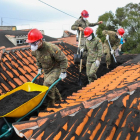 Militars netegen la cendra de les cases de Las Manchas, a La Palma.