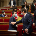 El president de la Generalitat, Pere Aragonès, y el secretario del PSC, Salvador Illa, en el Parlament.