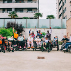 Miembros de la asociación Aremi posan con los tres pilotos del equipo Lleides tras la exhibición en las instalaciones de la residencia.