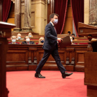 El president del Govern, Pere Aragonès, dirigint-se cap al faristol durant el debat de política general del Parlament.