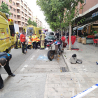 La moto va acabar sobre la vorera, on una jove va resultar ferida.