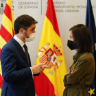 La secretària d'Estat de Transports, Isabel Pardo de Vera, i el vicepresident català i conseller de Territorio, Jordi Puigneró, durant la seua reunió bilateral d'Infraestructures a la seu del ministeri a Madrid aquest divendres.