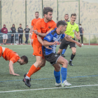 Una acció del partit d’ahir entre el Solsona i l’At. Lleida.