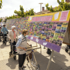 Els avis de la residència de la Fundació Agropecuària de Guissona visitant ahir la mostra fotogràfica, en la qual han participat.